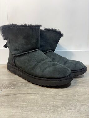 UGG bailey bow black suede boots size 11